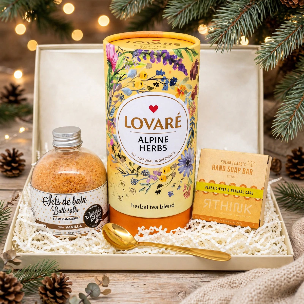 Luxe Lovaré Wellness Cadeauset – Alpenkruidenthee, Vanille Badzout, Citrus Shampoo Bar & Gouden Lepel