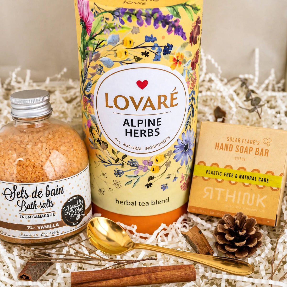Luxe Lovaré Wellness Cadeauset – Alpenkruidenthee, Vanille Badzout, Citrus Shampoo Bar & Gouden Lepel