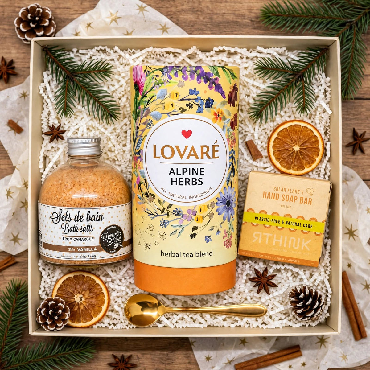 Luxe Lovaré Wellness Cadeauset – Alpenkruidenthee, Vanille Badzout, Citrus Shampoo Bar & Gouden Lepel