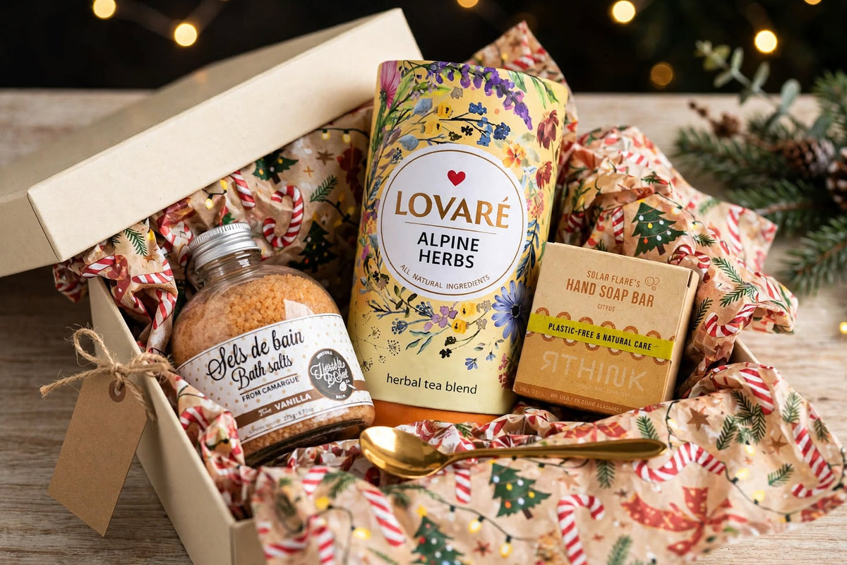 Luxe Lovaré Wellness Cadeauset – Alpenkruidenthee, Vanille Badzout, Citrus Shampoo Bar & Gouden Lepel
